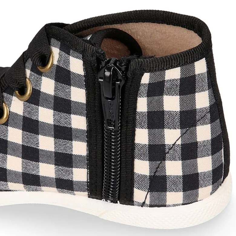 Botita niños tipo zapatilla con cordones y puntera en VICHY.