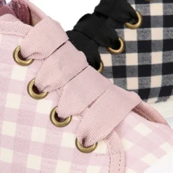 Botita niños tipo zapatilla con cordones y puntera en VICHY.