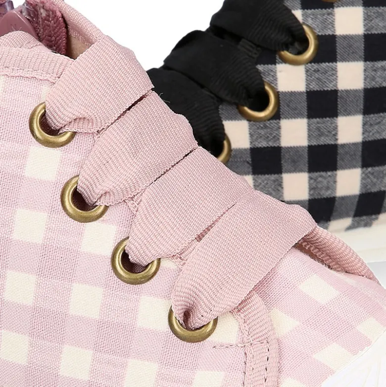 Botita niños tipo zapatilla con cordones y puntera en VICHY.