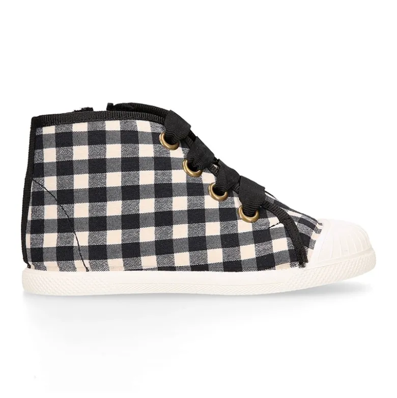 Botita niños tipo zapatilla con cordones y puntera en VICHY.