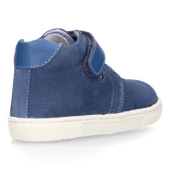 Botita niños tipo zapatilla OKAA CASUAL con cordones elásticos en piel serraje.