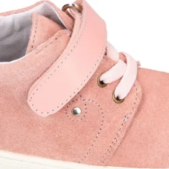 Botita niños tipo zapatilla OKAA CASUAL con cordones elásticos en piel serraje.