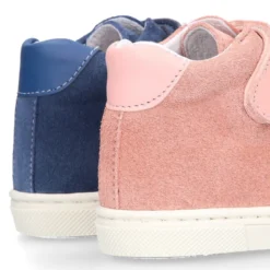 Botita niños tipo zapatilla OKAA CASUAL con cordones elásticos en piel serraje.