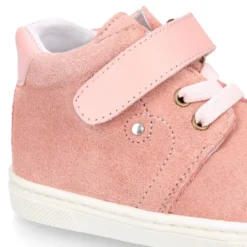 Botita niños tipo zapatilla OKAA CASUAL con cordones elásticos en piel serraje.