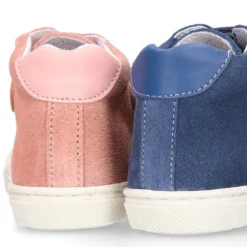 Botita niños tipo zapatilla OKAA CASUAL con cordones elásticos en piel serraje.