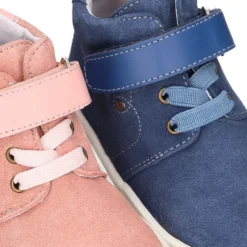 Botita niños tipo zapatilla OKAA CASUAL con cordones elásticos en piel serraje.