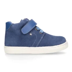 Botita niños tipo zapatilla OKAA CASUAL con cordones elásticos en piel serraje.