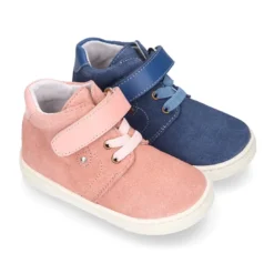 Botita niños tipo zapatilla OKAA CASUAL con cordones elásticos en piel serraje.