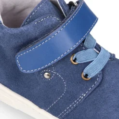 Botita niños tipo zapatilla OKAA CASUAL con cordones elásticos en piel serraje.