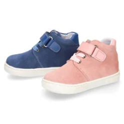 Botita niños tipo zapatilla OKAA CASUAL con cordones elásticos en piel serraje.