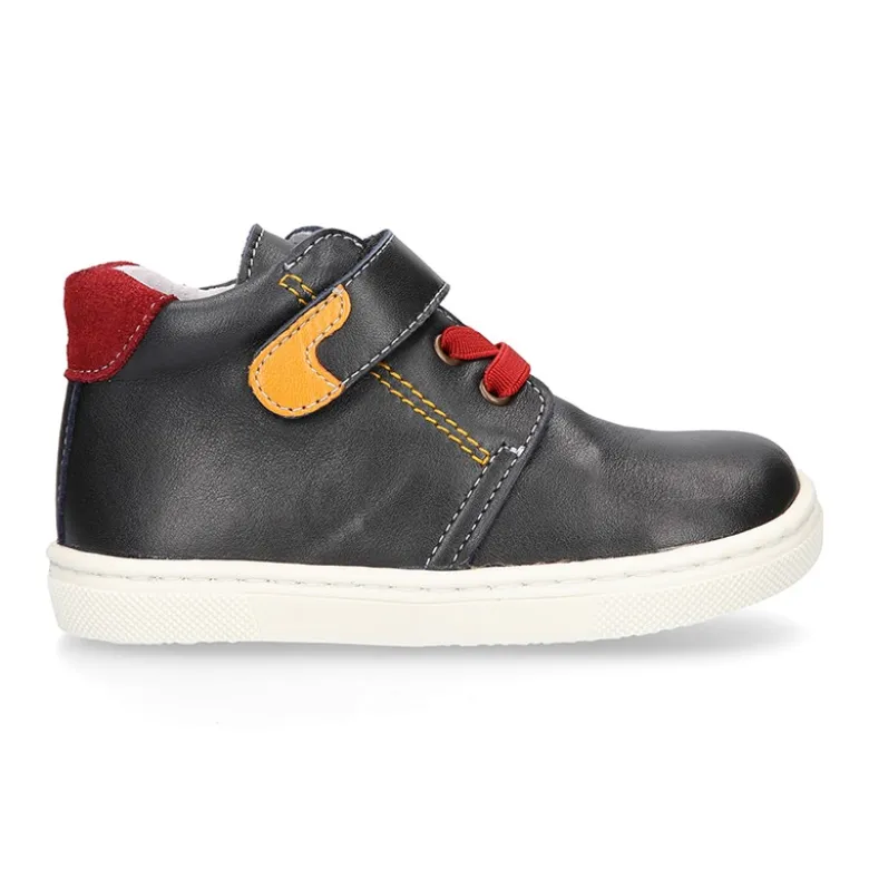 Botita niños tipo zapatilla OKAA CASUAL con cordones elásticos en piel MARINO.