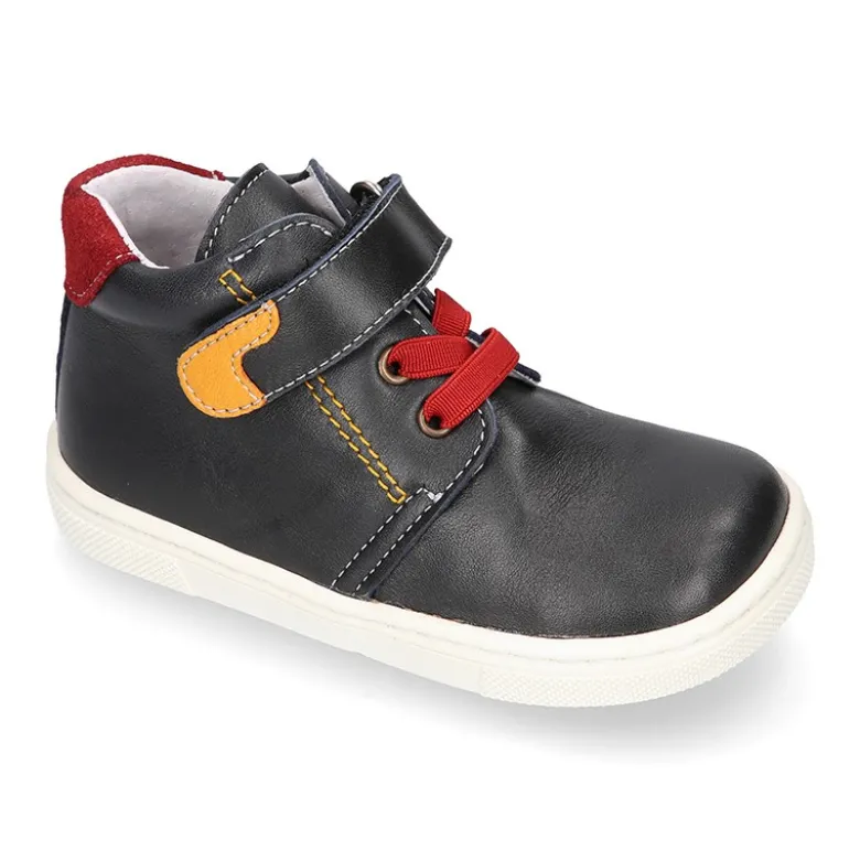 Botita niños tipo zapatilla OKAA CASUAL con cordones elásticos en piel MARINO.