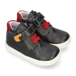 Botita niños tipo zapatilla OKAA CASUAL con cordones elásticos en piel MARINO.