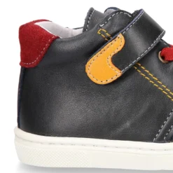 Botita niños tipo zapatilla OKAA CASUAL con cordones elásticos en piel MARINO.