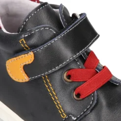 Botita niños tipo zapatilla OKAA CASUAL con cordones elásticos en piel MARINO.