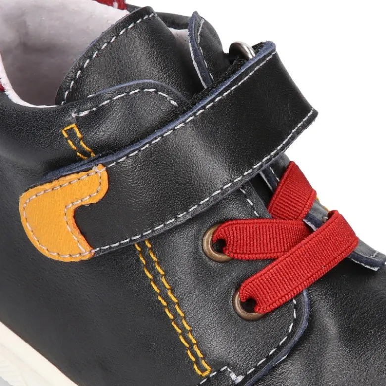 Botita niños tipo zapatilla OKAA CASUAL con cordones elásticos en piel MARINO.