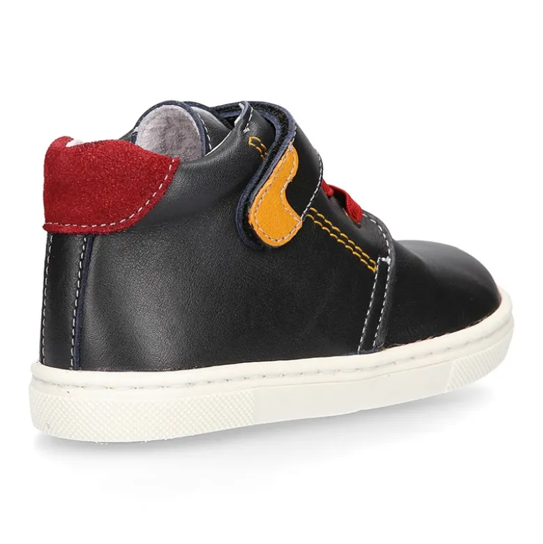 Botita niños tipo zapatilla OKAA CASUAL con cordones elásticos en piel MARINO.