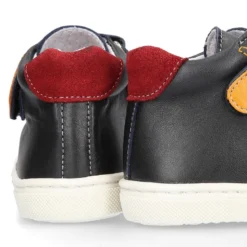Botita niños tipo zapatilla OKAA CASUAL con cordones elásticos en piel MARINO.
