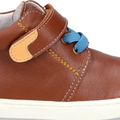 Botita niños tipo zapatilla OKAA CASUAL con cordones elásticos en piel CUERO.