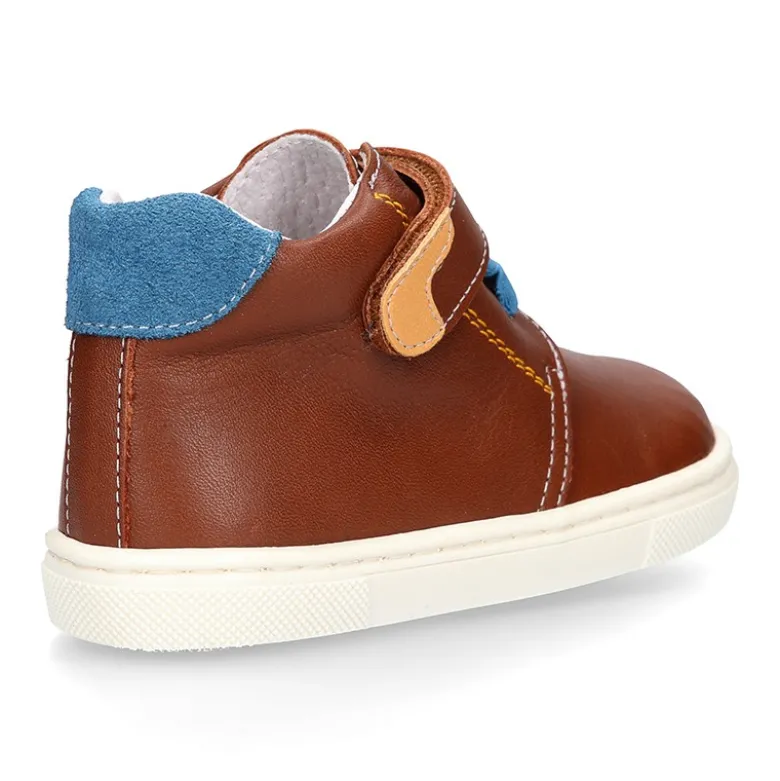 Botita niños tipo zapatilla OKAA CASUAL con cordones elásticos en piel CUERO.