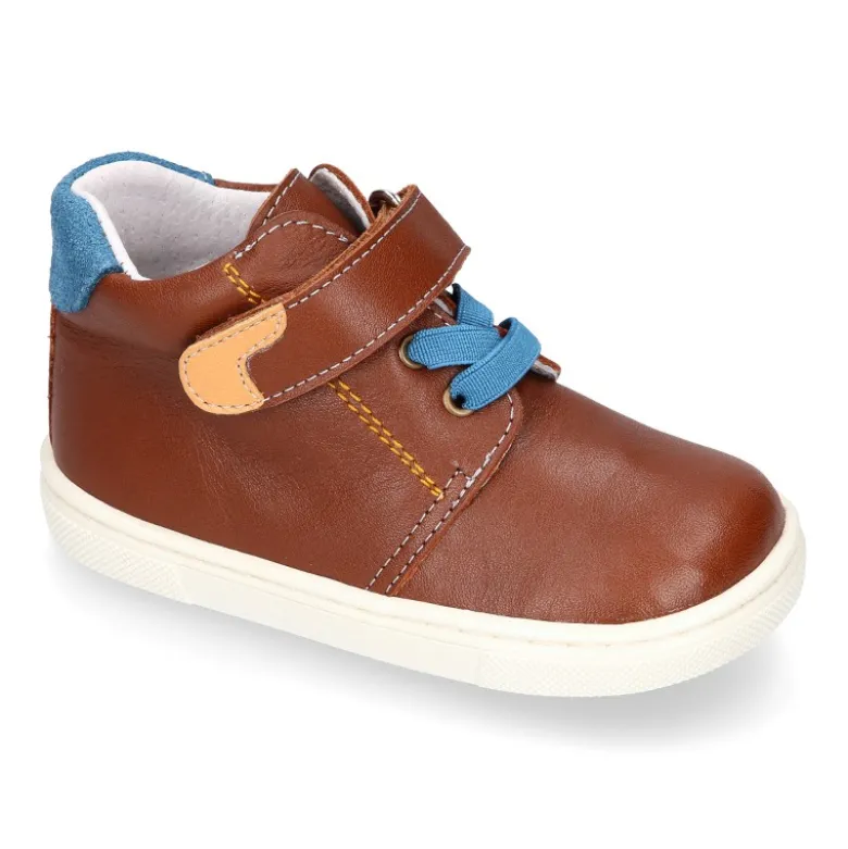 Botita niños tipo zapatilla OKAA CASUAL con cordones elásticos en piel CUERO.