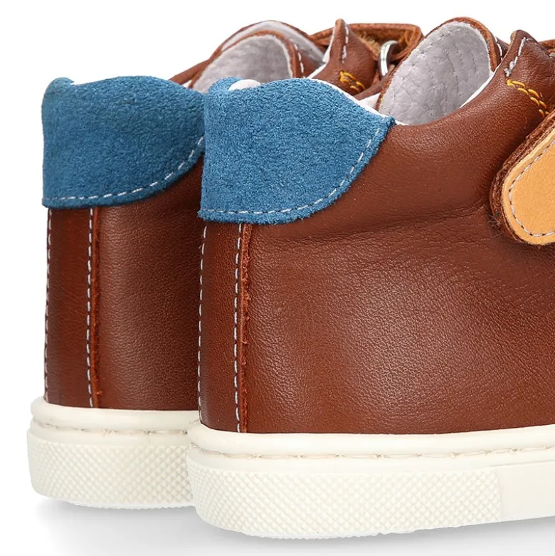 Botita niños tipo zapatilla OKAA CASUAL con cordones elásticos en piel CUERO.