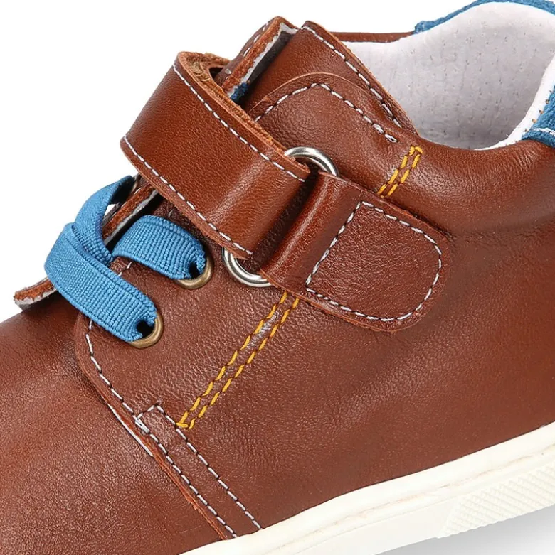 Botita niños tipo zapatilla OKAA CASUAL con cordones elásticos en piel CUERO.