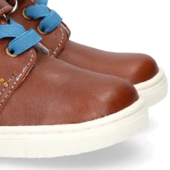 Botita niños tipo zapatilla OKAA CASUAL con cordones elásticos en piel CUERO.