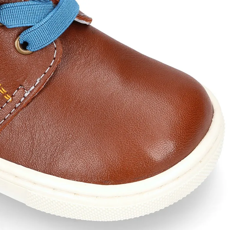 Botita niños tipo zapatilla OKAA CASUAL con cordones elásticos en piel CUERO.