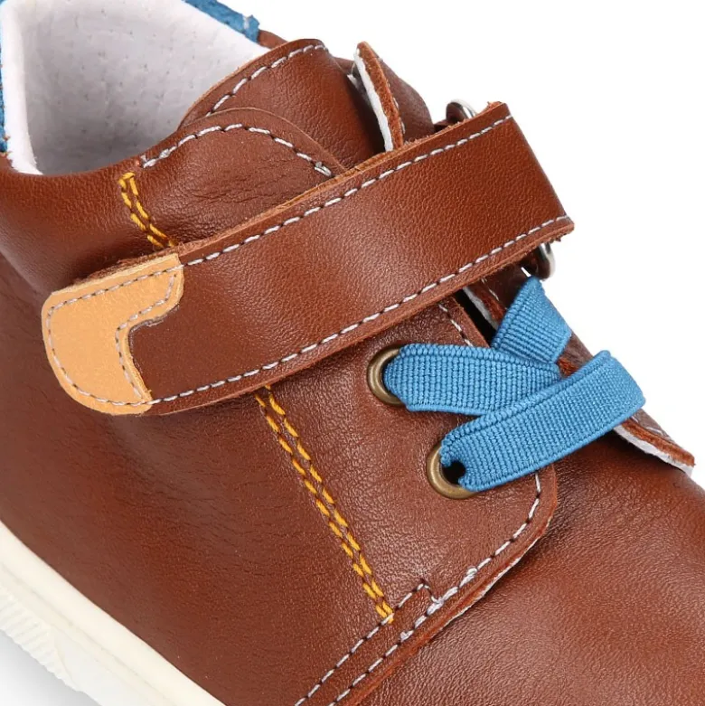 Botita niños tipo zapatilla OKAA CASUAL con cordones elásticos en piel CUERO.