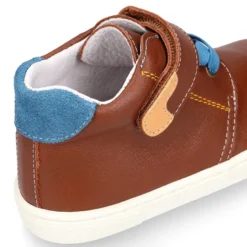 Botita niños tipo zapatilla OKAA CASUAL con cordones elásticos en piel CUERO.