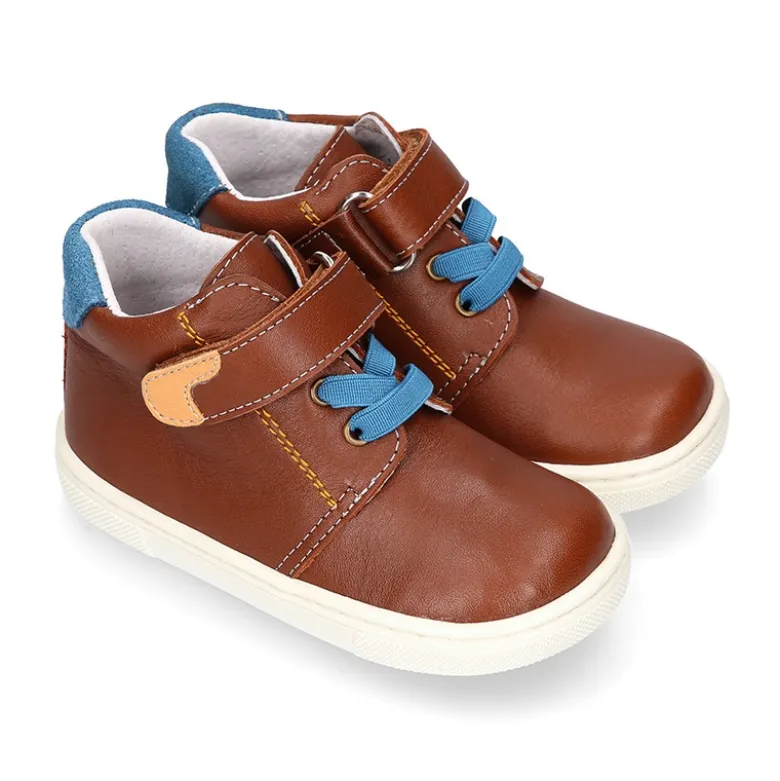 Botita niños tipo zapatilla OKAA CASUAL con cordones elásticos en piel CUERO.