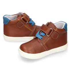 Botita niños tipo zapatilla OKAA CASUAL con cordones elásticos en piel CUERO.