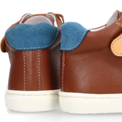Botita niños tipo zapatilla OKAA CASUAL con cordones elásticos en piel CUERO.