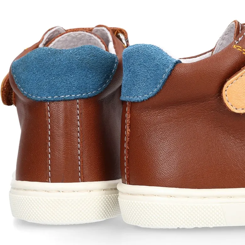 Botita niños tipo zapatilla OKAA CASUAL con cordones elásticos en piel CUERO.