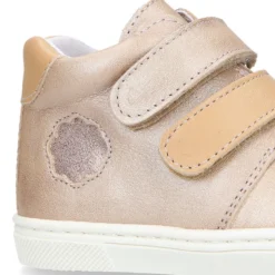 Botita niños tipo zapatilla OKAA CASUAL con cierre adherente en piel LAMINADA VISÓN.