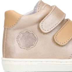 Botita niños tipo zapatilla OKAA CASUAL con cierre adherente en piel LAMINADA VISÓN.