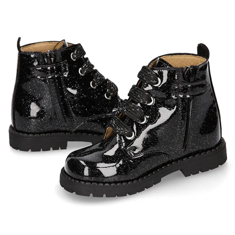 Botita ROCKERA niña con cordones metalizados en charol NEGRO.