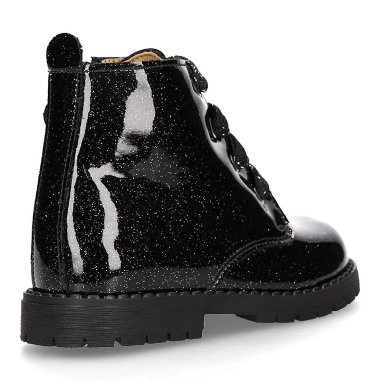 Botita ROCKERA niña con cordones metalizados en charol NEGRO.