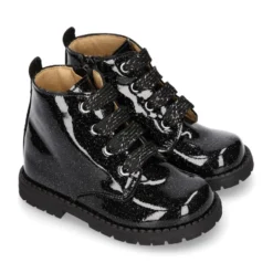 Botita ROCKERA niña con cordones metalizados en charol NEGRO.