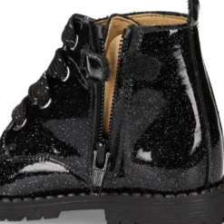 Botita ROCKERA niña con cordones metalizados en charol NEGRO.