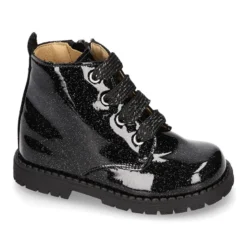 Botita ROCKERA niña con cordones metalizados en charol NEGRO.