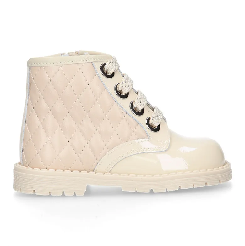 Botita ROCKERA niña con cordones metalizados en piel charol BEIGE.