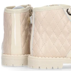 Botita ROCKERA niña con cordones metalizados en piel charol BEIGE.