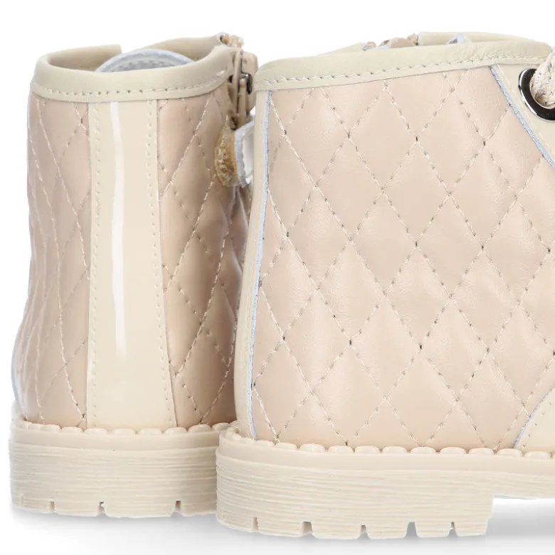 Botita ROCKERA niña con cordones metalizados en piel charol BEIGE.