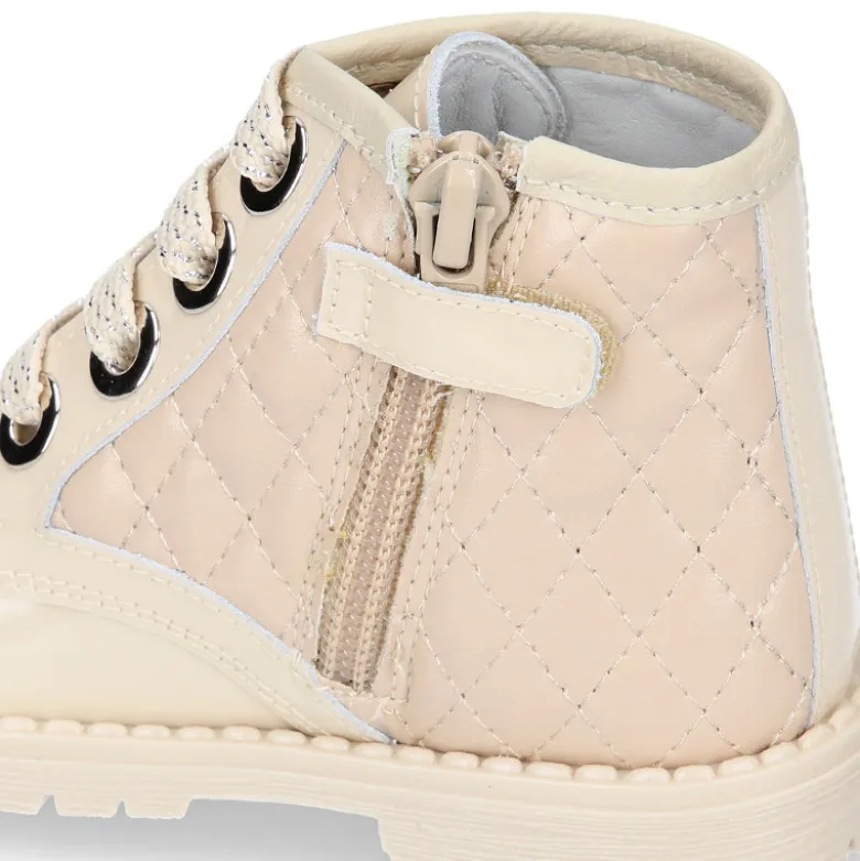 Botita ROCKERA niña con cordones metalizados en piel charol BEIGE.