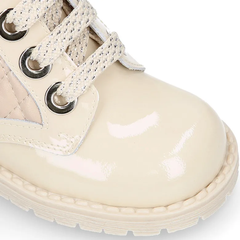 Botita ROCKERA niña con cordones metalizados en piel charol BEIGE.