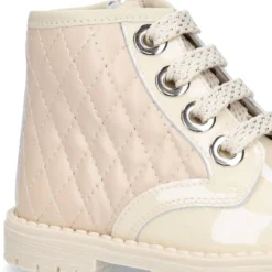 Botita ROCKERA niña con cordones metalizados en piel charol BEIGE.