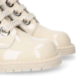 Botita ROCKERA niña con cordones metalizados en piel charol BEIGE.
