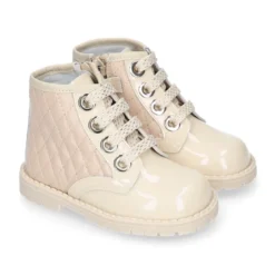 Botita ROCKERA niña con cordones metalizados en piel charol BEIGE.